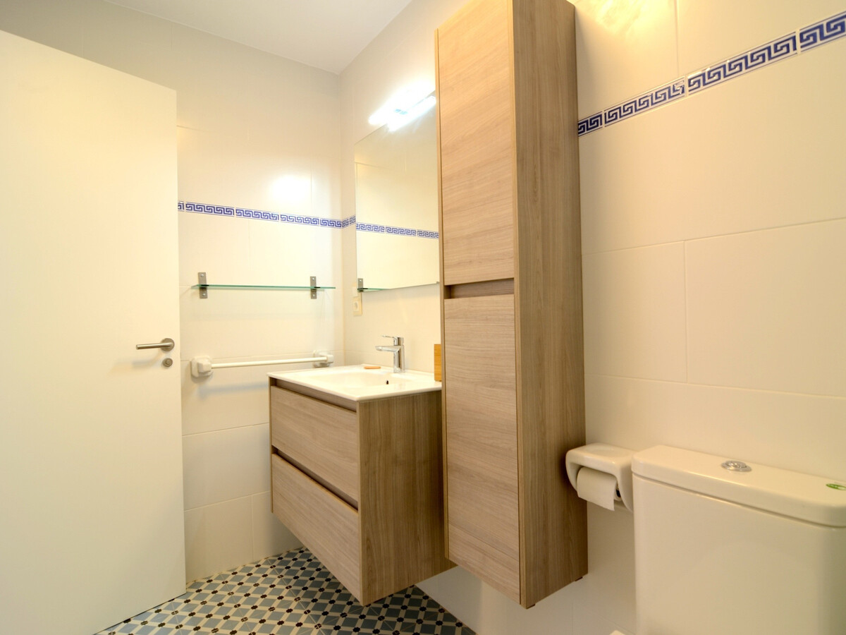 Appartement rénové face plage, piscine, parking - Photo 16