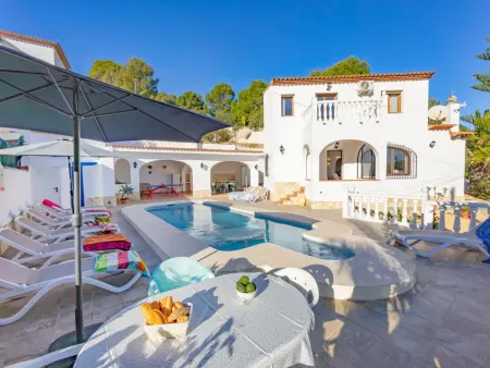 Location villa à Calp, Villa spacieuse avec piscine privée, WiFi, climatisation et parking à Calpe