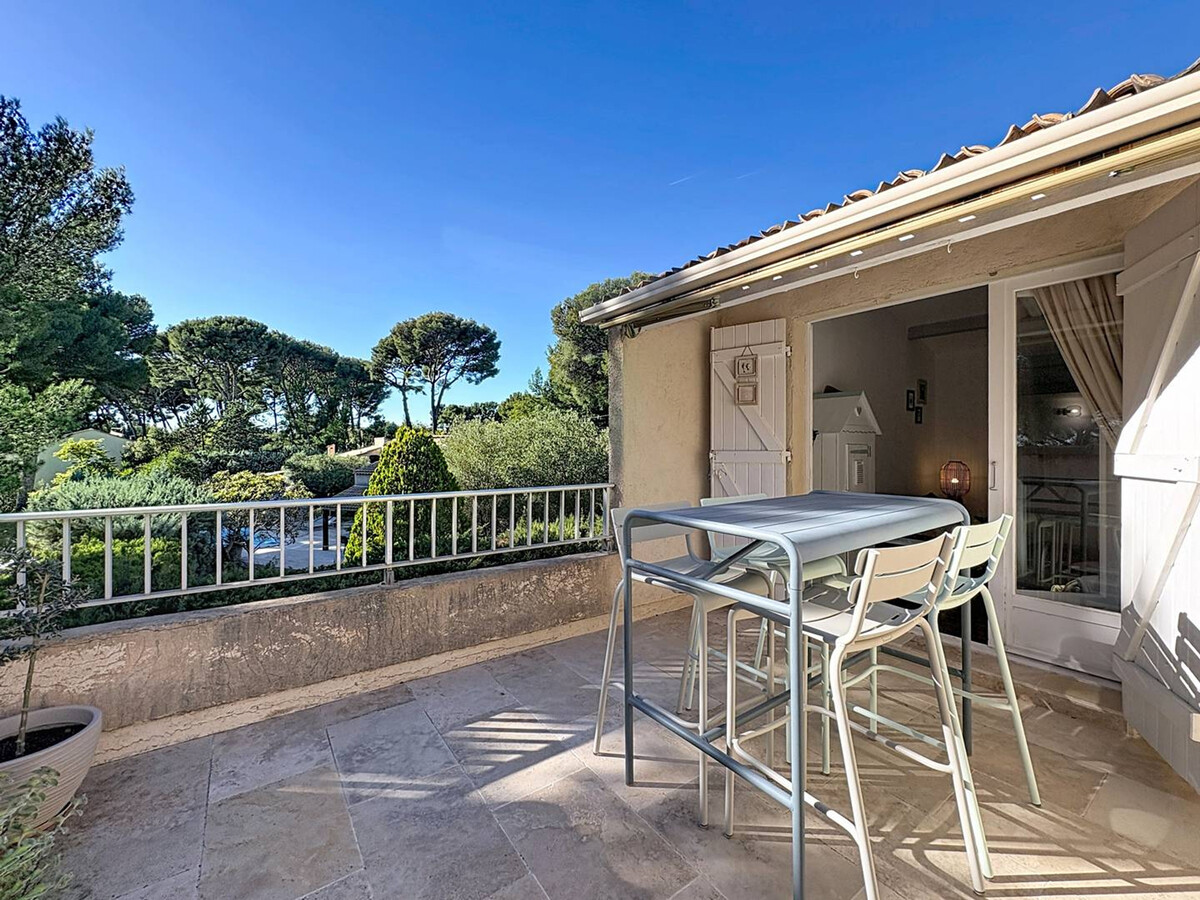T2 duplex climatisé avec terrasse et parking, plage des Lecques - Photo 1