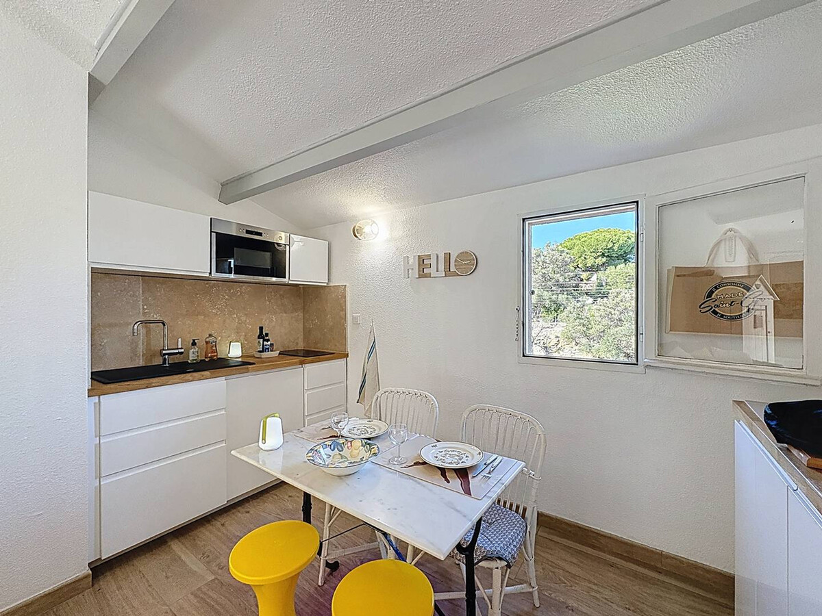 T2 duplex climatisé avec terrasse et parking, plage des Lecques - Photo 3