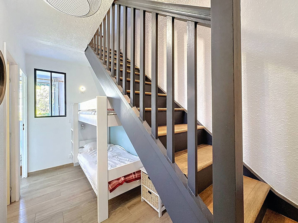 T2 duplex climatisé avec terrasse et parking, plage des Lecques - Photo 9