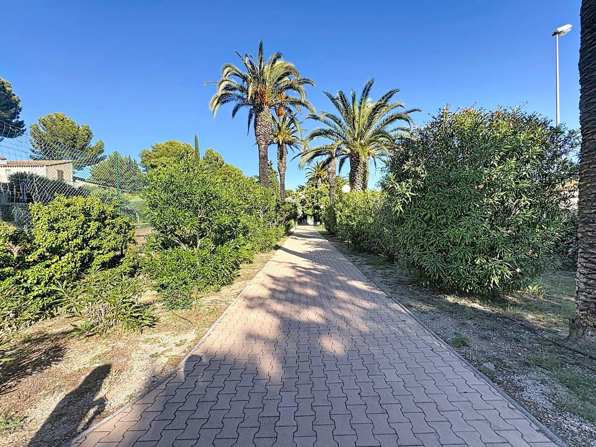 T2 duplex climatisé avec terrasse et parking, plage des Lecques - Photo 18