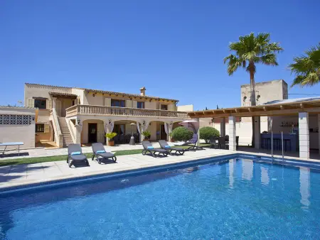 Location villa à Alcúdia, Villa spacieuse à Alcudia avec piscine, climatisation et parking