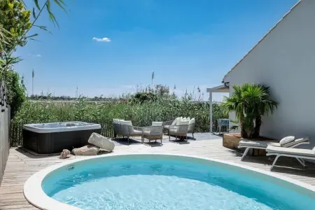 Location appartement à AIGUES MORTES, Villa à Aigues-Mortes avec Piscine & Vue