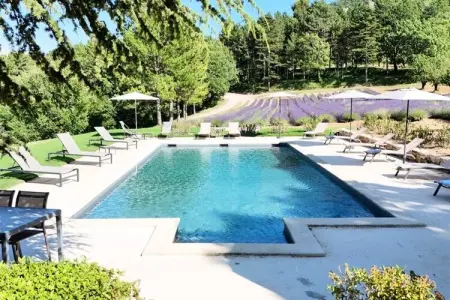 Location appartement à Apt, Maison au Luberon avec piscine et lavande