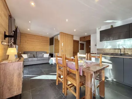 Studio rénové avec alcôve, parking et vue montagne : photo 3
