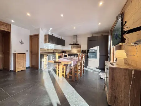 Studio rénové avec alcôve, parking et vue montagne : photo 4