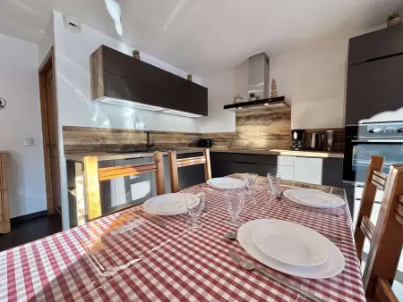 Studio rénové avec alcôve, parking et vue montagne : photo 5