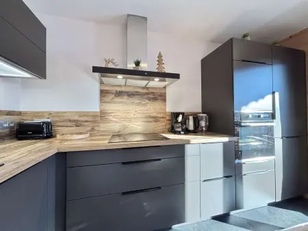 Studio rénové avec alcôve, parking et vue montagne : photo 9