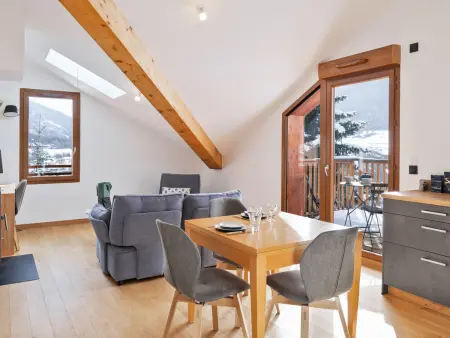 Location appartement à Le Monêtier les Bains, Appartement moderne avec balcon et parking à Serre Chevalier