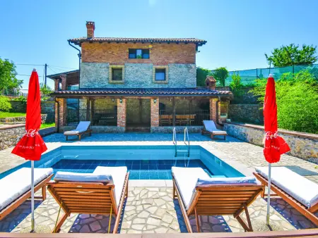 Maison Natura avec piscine privée à Ičići