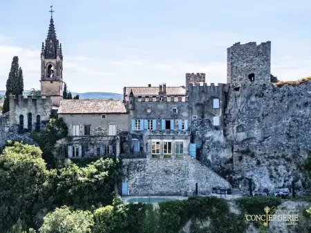 Location chateau à Aiguèze, Impressionnant Manoir avec Piscine à Aiguèze, 450 m²