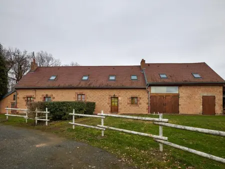Location gite à Neuilly le Réal, Séjour nature au Domaine avec Animaux admis, Piscine et Jardin