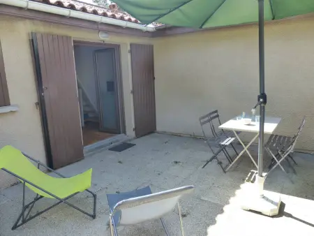 Maisonnette rénovée 32m² avec terrasse près du port - Photo 2