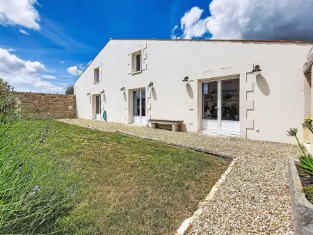 Maison rénovée 2024 avec piscine partagée à Geay : photo 2