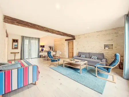 Maison rénovée 2024 avec piscine partagée à Geay : photo 3