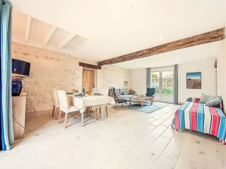 Maison rénovée 2024 avec piscine partagée à Geay : photo 10
