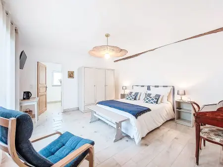 Maison rénovée 2024 avec piscine partagée à Geay : photo 11