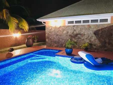 Location appartement à Le Lamentin, Bungalow confortable avec piscine à Le Lamentin