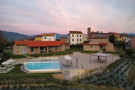 Location appartement à Poppi, Appartement spacieux avec piscine à débordement