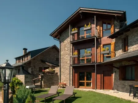 Location gite à Montardit de Dalt, Maison de campagne à Montardit de Dalt avec jardin et animaux admis.