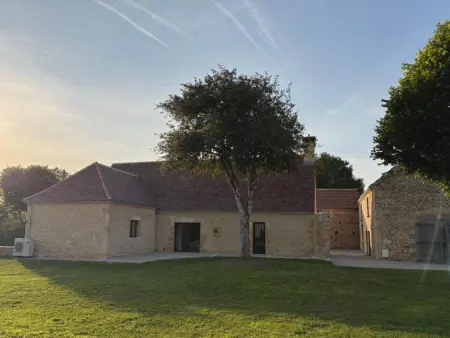 Location gite à La Chapelle Aubareil, Maison en pierres au cœur du Périgord, 10 personnes, charme authentique
