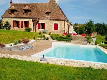 Location gite à Hautefort, Charmante maison à Hautefort avec piscine privée, animaux admis