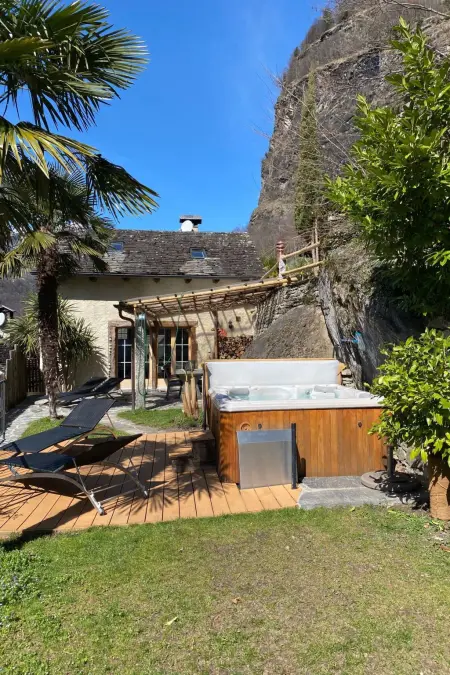 Location maison à Acquarossa, Top -Rustico mit Aussenwhirlpool beheizt und Sauna