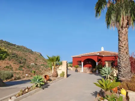 Finca auf einem eingezäunten Grundstück, Maison 6 personnes à Comares - Photo 1