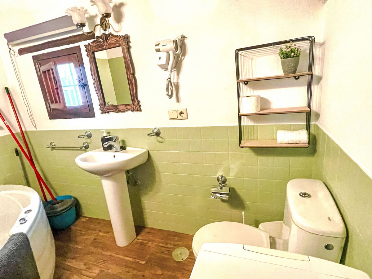 Cocineta à Fuentes de Cesna, gîte avec jardin et jacuzzi - Photo 10