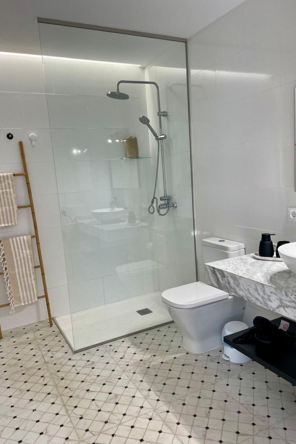 Appartement Lilias Home – piscine privée à 900 m de la plage - Photo 30