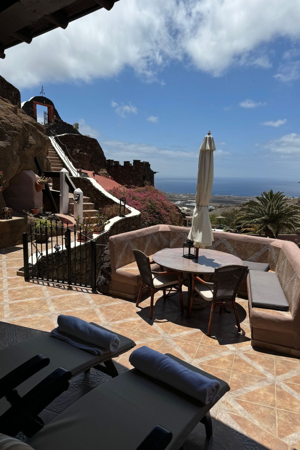 Maison-grotte volcanique à Lanzarote, piscine chauffée vue mer - Photo 1