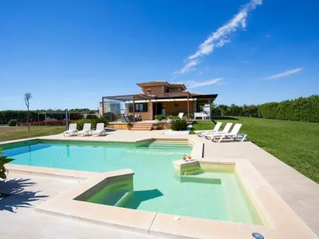 Location maison à Muro, Can Vanrell, mit Schwimmbad, Jacuzzi und Rasenfläche.