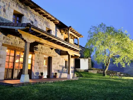 Location maison à Selaya, Fachwerkhaus mit Garten