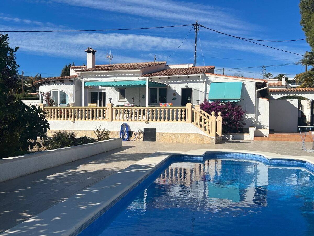 Maison plain-pied avec piscine 4×8 m à Calpe, jardin méditerranéen - Photo 1