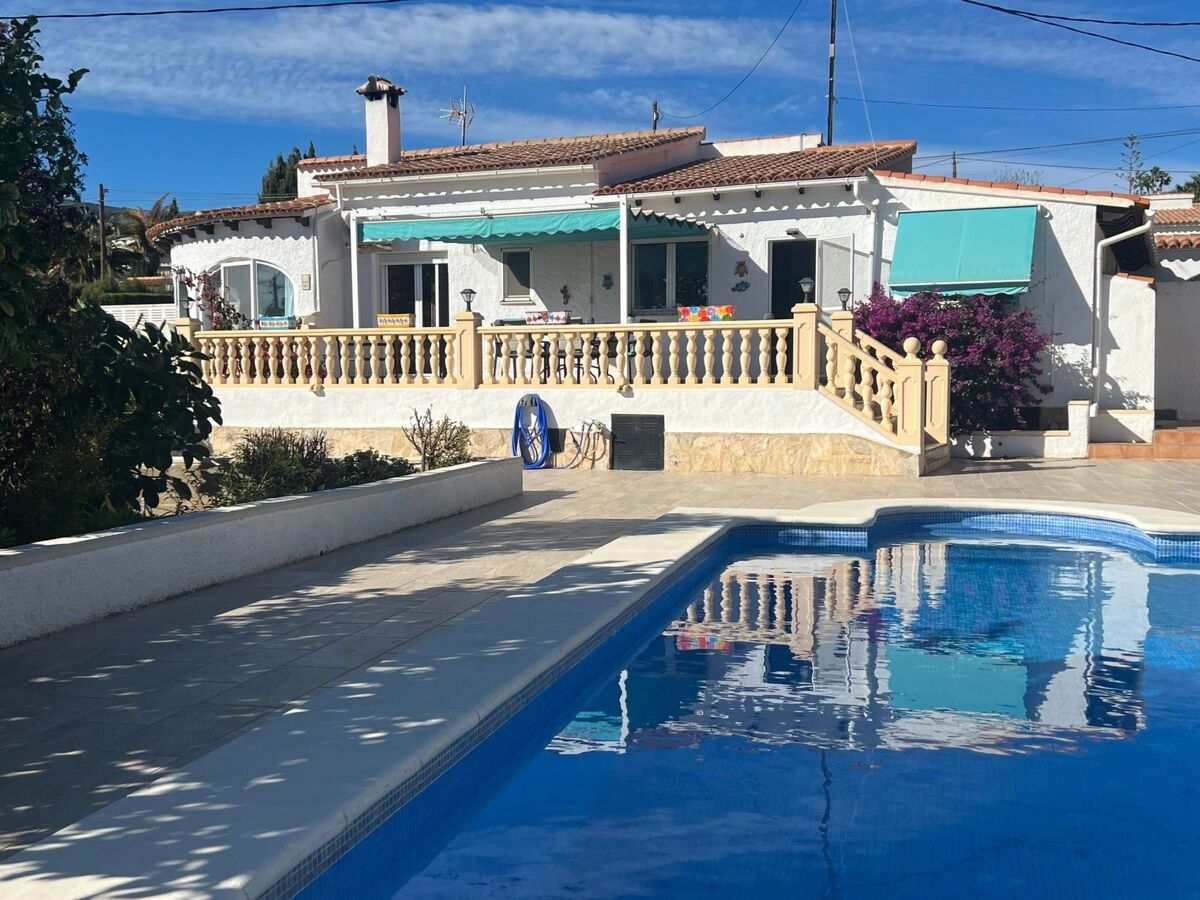Maison plain-pied avec piscine 4×8 m à Calpe, jardin méditerranéen - Photo 2