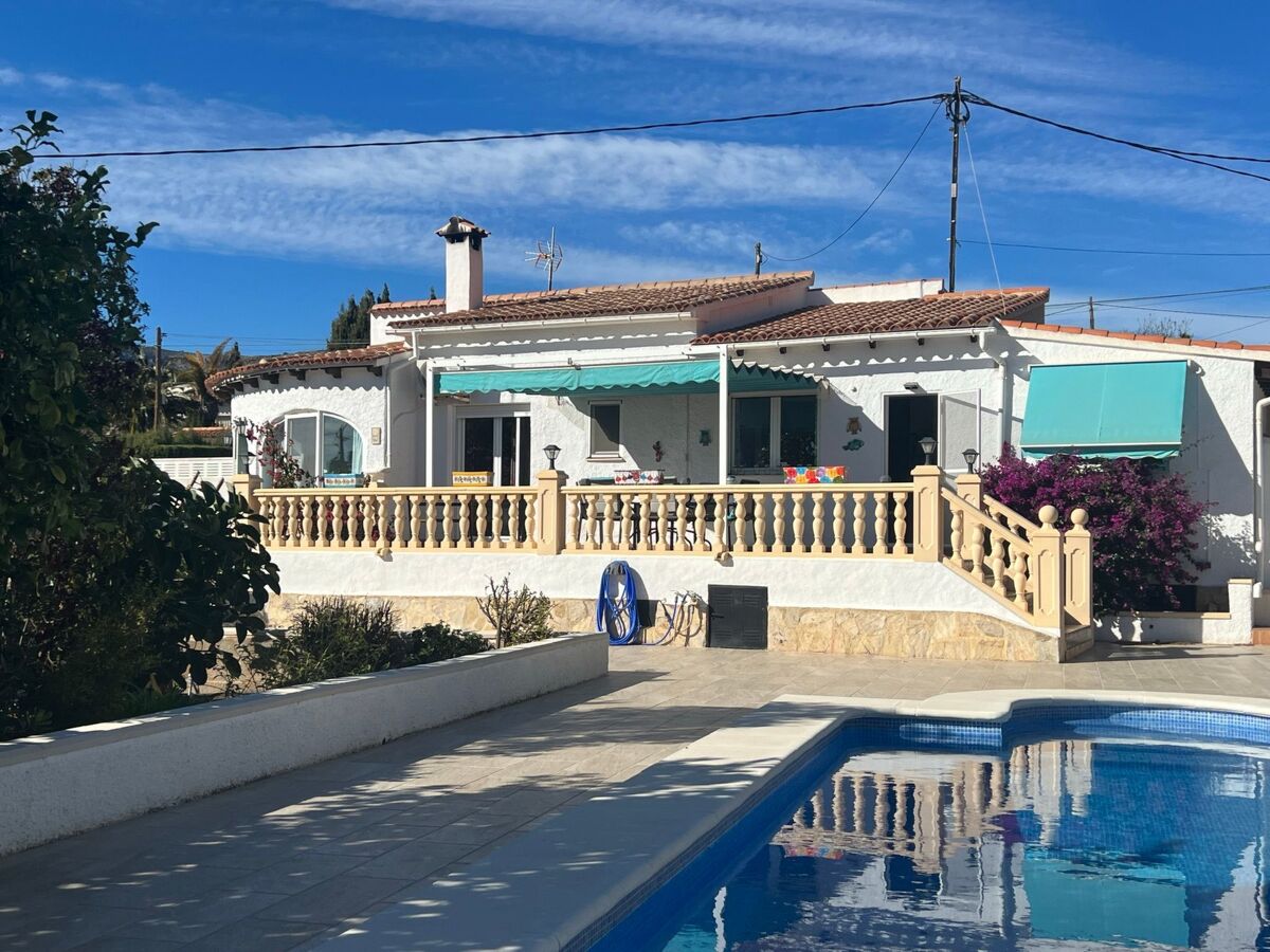 Maison plain-pied avec piscine 4×8 m à Calpe, jardin méditerranéen - Photo 3