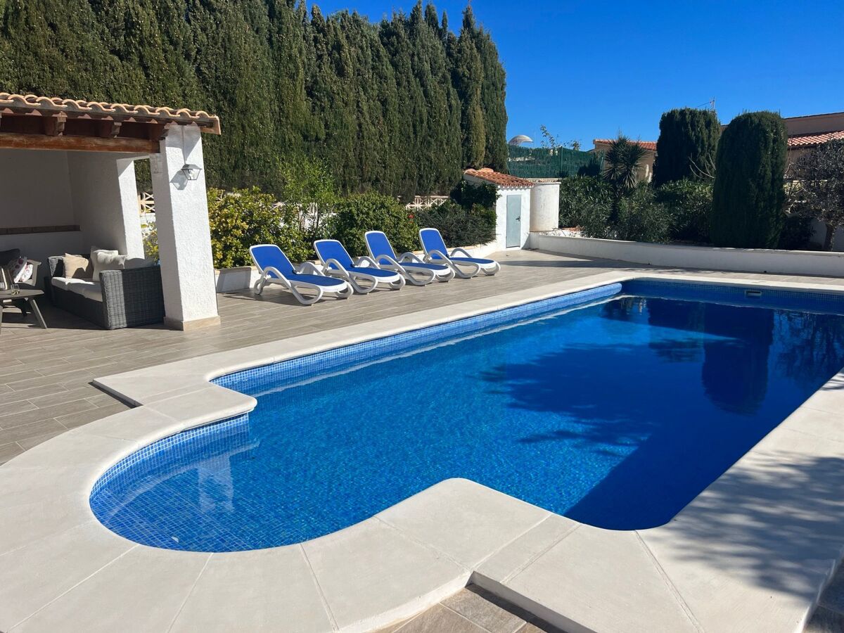 Maison plain-pied avec piscine 4×8 m à Calpe, jardin méditerranéen - Photo 4