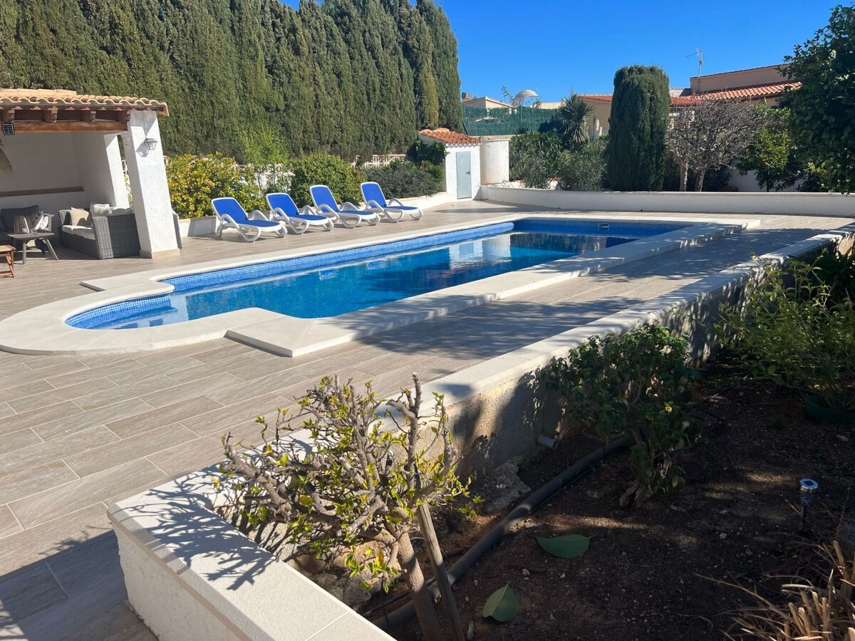 Maison plain-pied avec piscine 4×8 m à Calpe, jardin méditerranéen - Photo 8