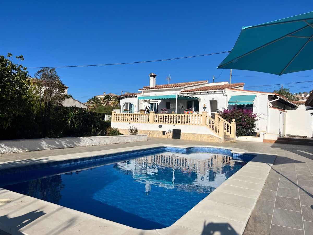 Maison plain-pied avec piscine 4×8 m à Calpe, jardin méditerranéen - Photo 15