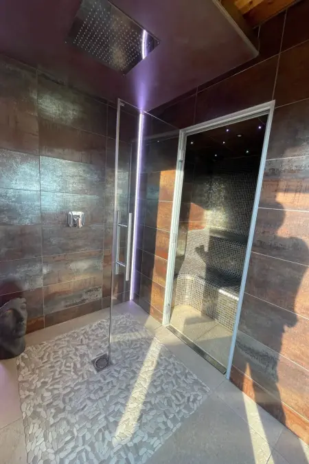 L'Orée du Bois – Lodge avec spa et piscine : photo 9