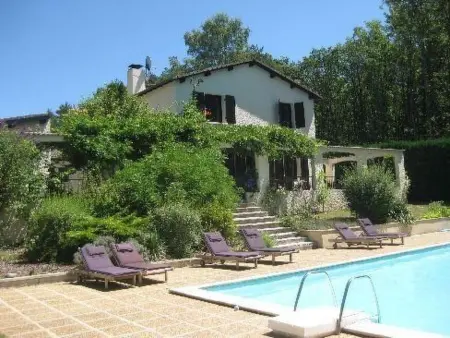 Location maison à Marcillac la Croisille, mit Garten, Grill und Terrasse