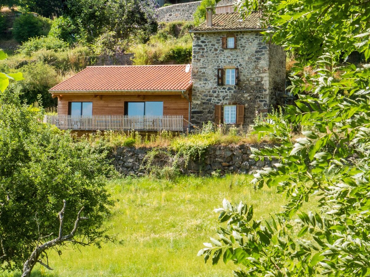 Ancien pigeonnier en pierre de lave, vue vallée de l'Allier - Photo 1