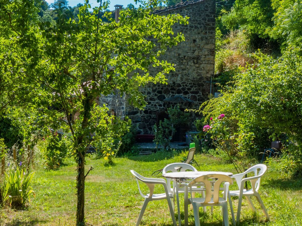 Ancien pigeonnier en pierre de lave, vue vallée de l'Allier - Photo 23