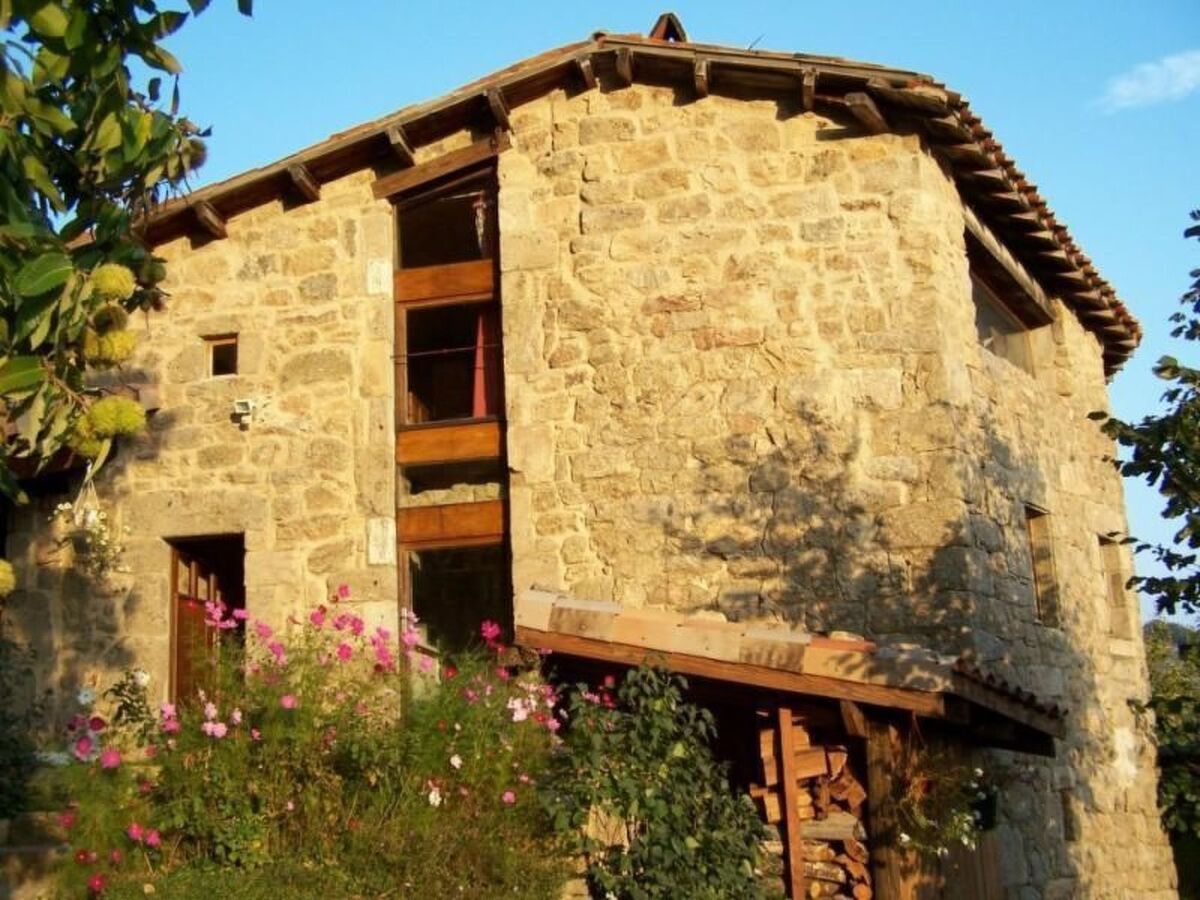Maison en pierre du XIVe siècle à Gluiras, vue vallée de la Glueyre - Photo 1