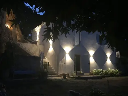 Gîte Maison Carrée à Cavillargues, piscine privée : photo 3