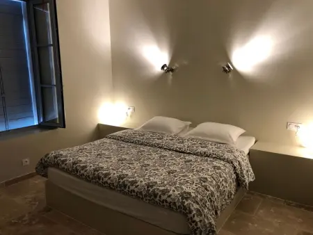 Gîte Maison Carrée à Cavillargues, piscine privée : photo 10