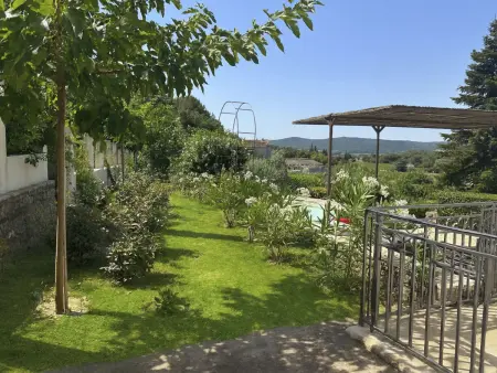 Gîte Maison Carrée à Cavillargues, piscine privée : photo 16
