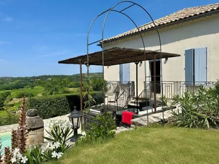 Gîte Maison Carrée à Cavillargues, piscine privée : photo 19