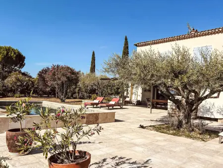 Maison dans un domaine viticole à Cavillargues avec piscine : photo 2